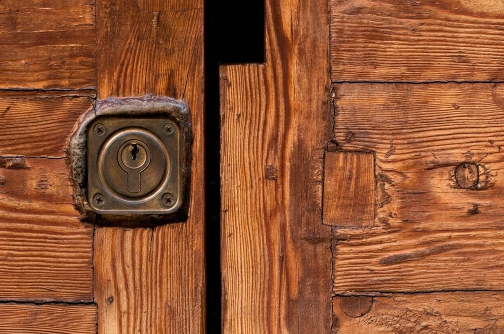 Particolare di una serratura cambiata alla porta di un immobile ereditato